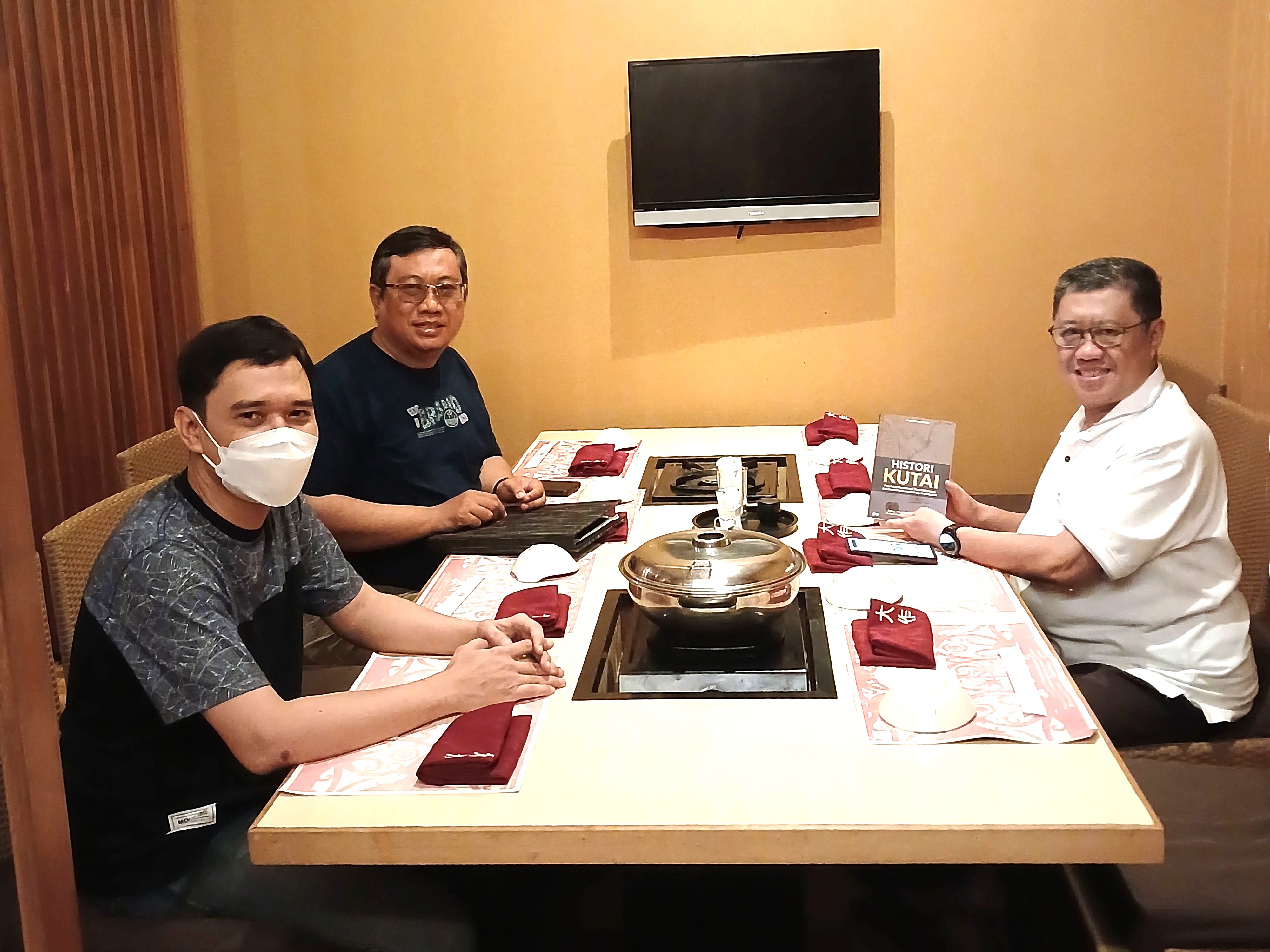 Pertemuan Prof Aidul Fitriciada Azhari (Dekan Fakultas Hukum UMKT), Muhammad Sarip (penulis Histori Kutai), dan Fajar Alam (Ketua Prodi Teknik Geologi UMKT) di Samarinda 30 Mei 2025